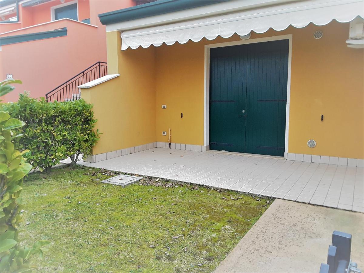 Iris 20 In Posizione Strategica, Indipendente, All'Interno Del Villaggio Dei Fiori Caorle Exterior foto